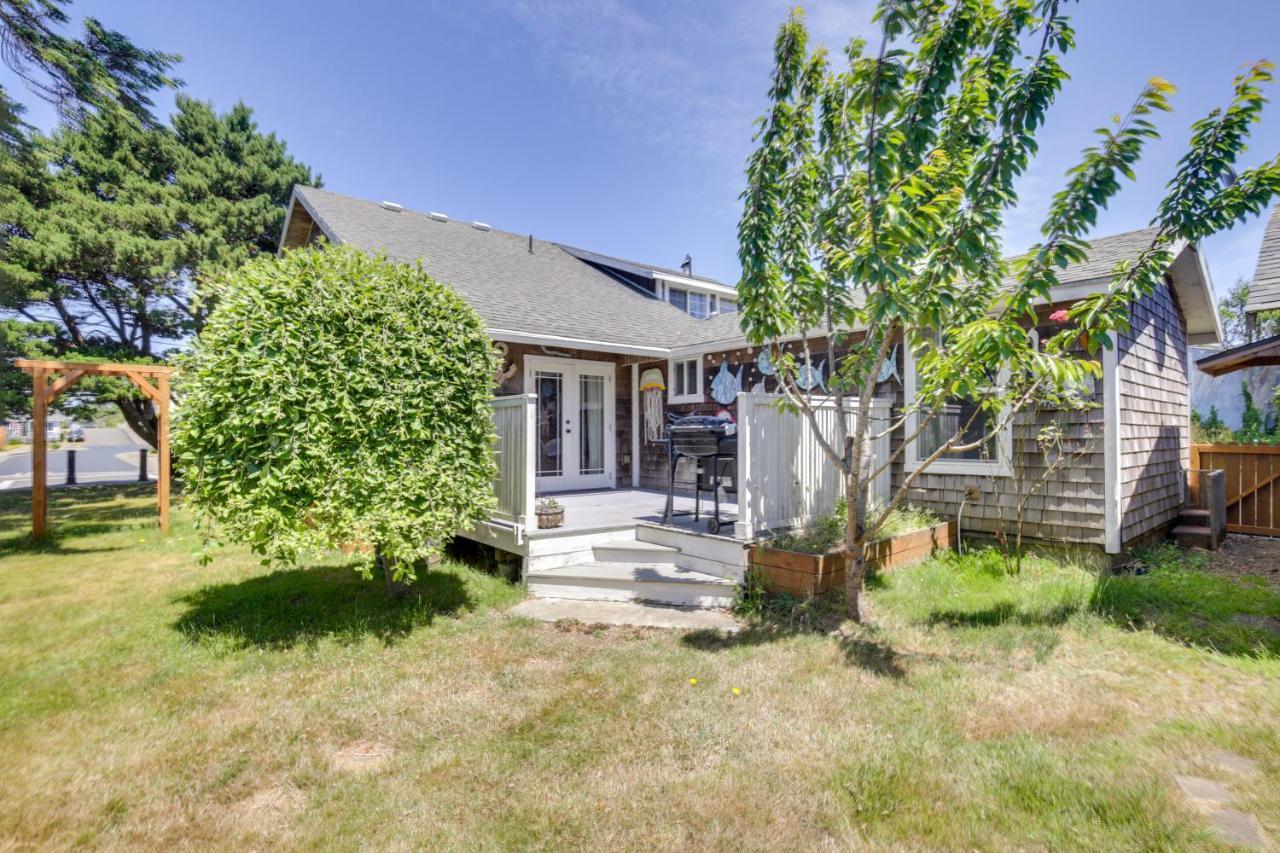 Coastal Lincoln City Home With Spacious Deck! Exterior photo