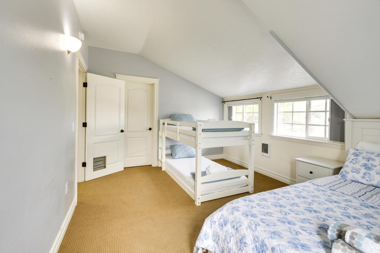 Coastal Lincoln City Home With Spacious Deck! Exterior photo