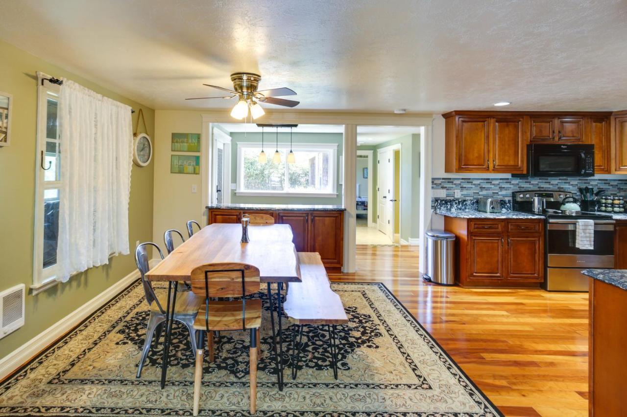 Coastal Lincoln City Home With Spacious Deck! Exterior photo